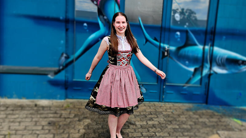 Sandmadla 2025 Lena Dütsch Camouflage trifft Dirndl – sicherlich eines der außergewöhnlichsten Kleidungsstücke, die das diesjährige Sandmadla anziehen wird.