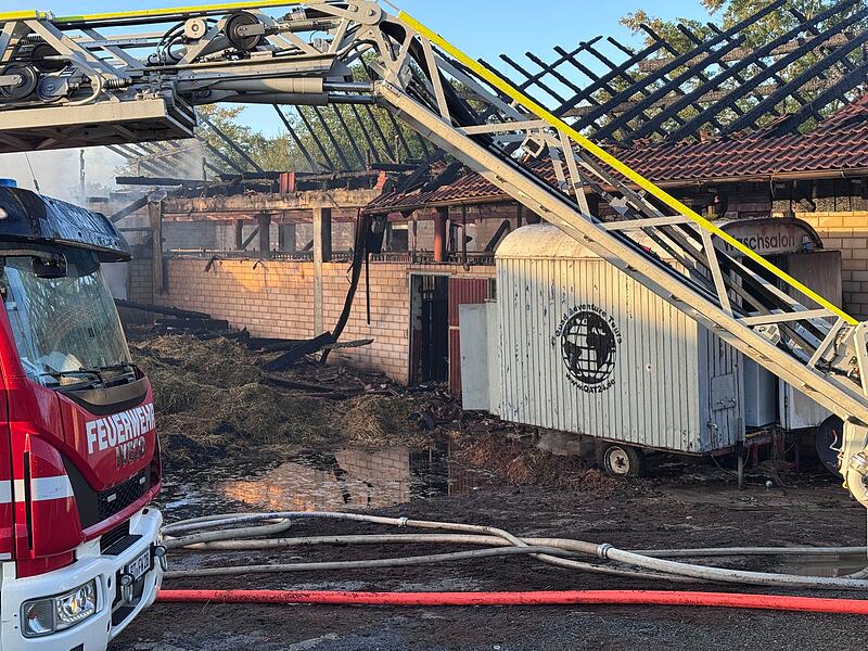 Reiterhalle komplett niedergebrannt: Großaufgebot der Feuerwehr im Einsatz