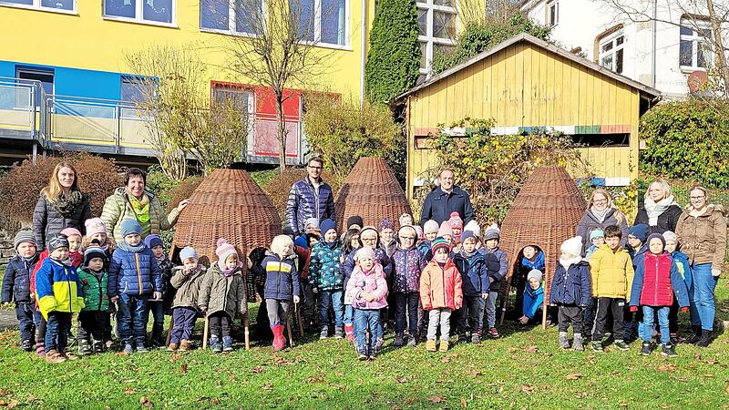 Der Förderverein unter Vorsitz von Dominik Denzner und seines Stellvertreters Andreas Behringer (Dritter und Vierter von links) spendete dem Rosenberg-Kindergarten drei Weidenhäuser. Die Freude darüber bei Kita-Leiterin Birgit Kestel (Zweite von links), ihrem Team und den Kindern ist groß.