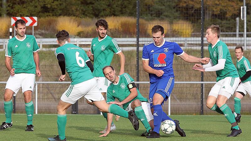 Allein auf weiter Flur: Der Ebinger Daniel Schmauser  bekommt es gleich mit mehreren Gegenspielern zu tun.  Tore wollten zwischen der SpVgg und dem SV Zapfendorf aber nicht fallen. Die Kontrahenten trennten sich mit einem 0:0-Unentschieden.