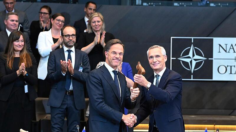 Der scheidende NATO-Generalsekretär Jens Stoltenberg (rechts)  gratuliert seinem Nachfolger Mark Rutte.