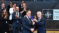 Der scheidende NATO-Generalsekretär Jens Stoltenberg (rechts) gratuliert seinem Nachfolger Mark Rutte. Der scheidende NATO-Generalsekretär Jens Stoltenberg (rechts) gratuliert seinem Nachfolger Mark Rutte.