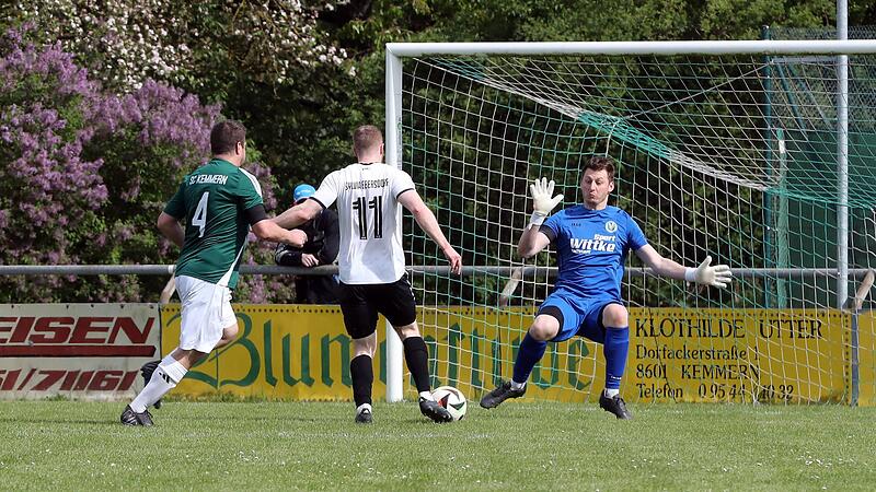 Der Kemmerner Torwart Pascal Motschenbacher macht die Chance des Ebersdorfers Paul Pleiner zunichte; links der Torsch&uuml;tze zum 2:1 f&uuml;r Kemmern, Johannes Dorsch.