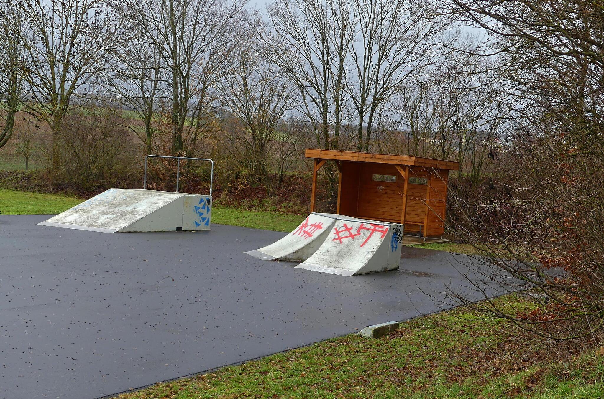 Gemeinderat Oerlenbach spricht über Zugang am Bahnhof Ebenhausen.