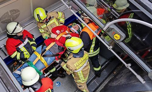 Die Feuerwehr muss Verletzte bergen.