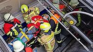 Die Feuerwehr muss Verletzte bergen.