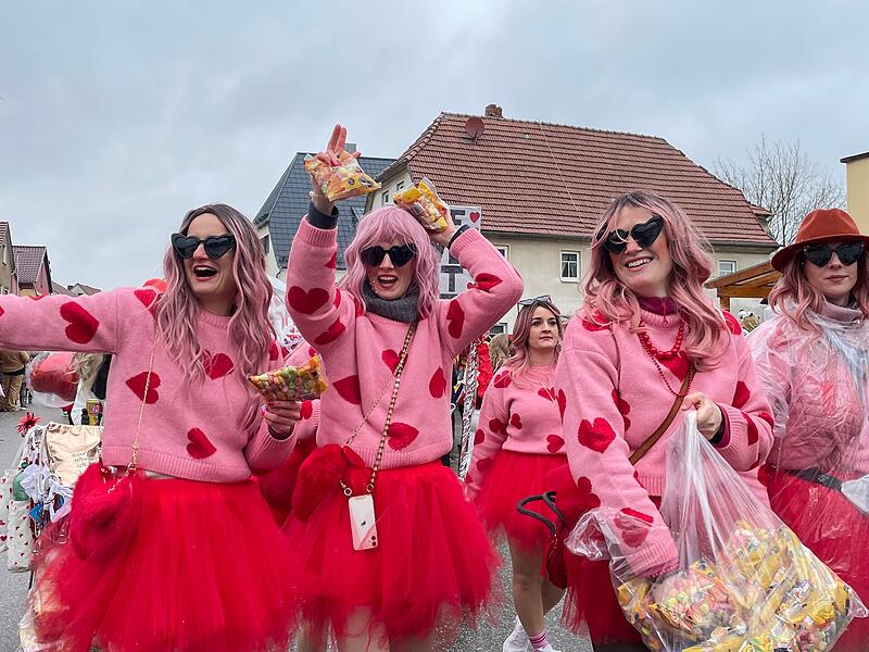 Faschingsumzug in Poppenlauer 2026 Auch die Liebe kam auf dem Poppenläurer Faschingsumzug nicht zu kurz: „Make love not war“, war das Thema einer Damentruppe.