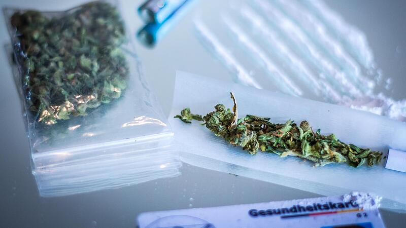 Marihuana, wie auf diesem Symbolfoto zu sehen, hat ein 42-Jähriger aus Erlangen verkauft. Nun steht er deswegen in Nürnberg vor Gericht. Marihuana, wie auf diesem Symbolfoto zu sehen, hat ein 42-Jähriger aus Erlangen verkauft. Nun steht er deswegen in Nürnberg vor Gericht.