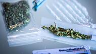 Marihuana, wie auf diesem Symbolfoto zu sehen, hat ein 42-Jähriger aus Erlangen verkauft. Nun steht er deswegen in Nürnberg vor Gericht.