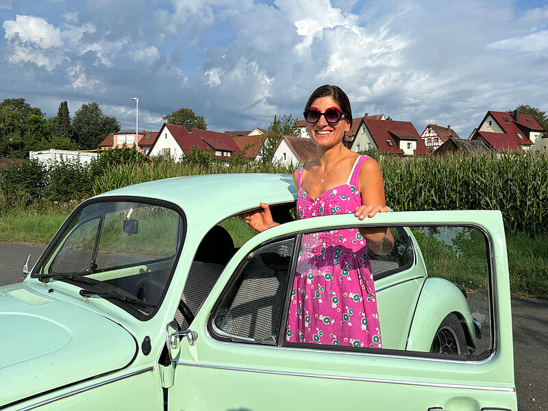 Lisa G&ouml;derer ist von ihrem Oldtimer begeistert: &bdquo;Die Form ist zum Verlieben&ldquo;.