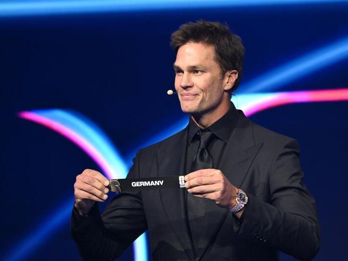 Football-Legende Tom Brady zog das deutsche Los bei der WM-Auslosung 2026.