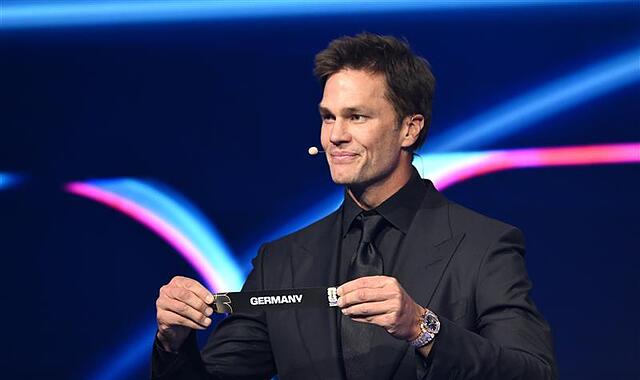 Football-Legende Tom Brady zog das deutsche Los bei der WM-Auslosung 2026. Football-Legende Tom Brady zog das deutsche Los bei der WM-Auslosung 2026.