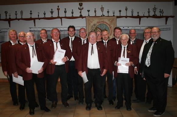 Wolfgang Sittler vom Fränkischen Sängerbund (rechts) ehrte Hartwig Voll (von links), Harald Voll, Thorsten Endres, Gerhard Müller, Gerhard Herold, Florian Eickhoff, Michael Schäfer, Norbert Endres, Wolfgang Metz, Manfred Müller, Frank Rüdiger, Hel...