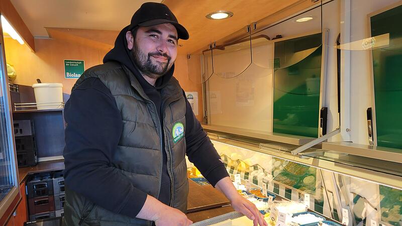 Max St&auml;hr schneidet ein St&uuml;ck vom Bierk&auml;se ab. Bald gibt es auch Bierk&auml;se der Pretzfelder Brauerei Nikl-Br&auml;u.