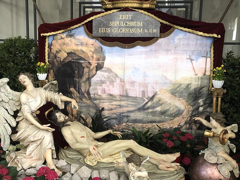 Vielerorts wird noch heute über die Kartage das Heilige Grab aufgebaut. In der Bamberger St.-Jakobs-Kirche steht in lateinischer Sprache der Satz „Sein Grab wird herrlich sein“ über dem Aufbau. Vielerorts wird noch heute über die Kartage das Heilige Grab aufgebaut. In der Bamberger St.-Jakobs-Kirche steht in lateinischer Sprache der Satz „Sein Grab wird herrlich sein“ über dem Aufbau.