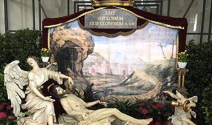 Vielerorts wird noch heute über die Kartage das Heilige Grab aufgebaut. In der Bamberger St.-Jakobs-Kirche steht in lateinischer Sprache der Satz „Sein Grab wird herrlich sein“ über dem Aufbau. Vielerorts wird noch heute über die Kartage das Heilige Grab aufgebaut. In der Bamberger St.-Jakobs-Kirche steht in lateinischer Sprache der Satz „Sein Grab wird herrlich sein“ über dem Aufbau.