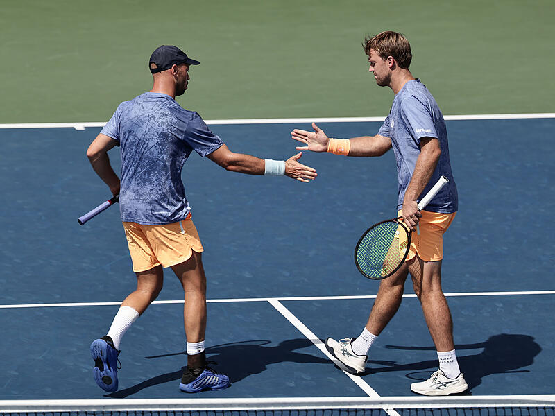 Kevin Krawietz (r.) und Tim P&uuml;tz stehen beim Masters-Turnier in Shanghai im Achtelfinale.