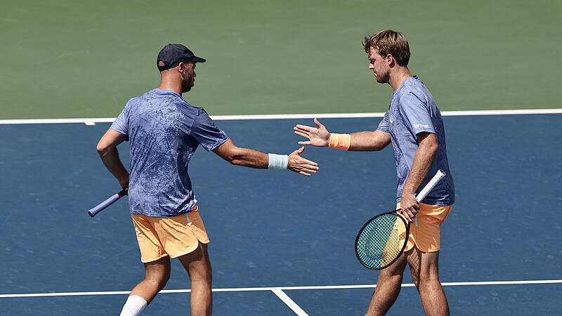 Kevin Krawietz (r.) und Tim P&uuml;tz stehen beim Masters-Turnier in Shanghai im Achtelfinale.