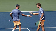 Kevin Krawietz (r.) und Tim P&uuml;tz stehen beim Masters-Turnier in Shanghai im Achtelfinale.