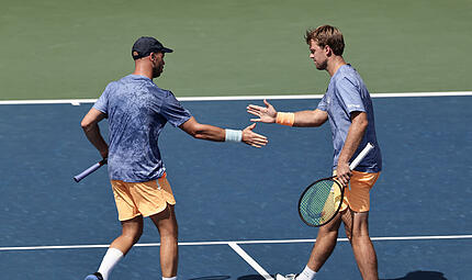 Kevin Krawietz (r.) und Tim P&uuml;tz stehen beim Masters-Turnier in Shanghai im Achtelfinale.