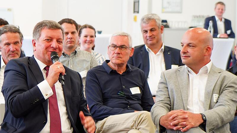 Bauminister Christian Bernreiter (links) befragte bei der Auftaktveranstaltung des Modellprojektes "Landstadt Bayern" B&uuml;rgermeister Michael Kastl (rechts) zum Projekt "Treibhaus". M&uuml;nnerstadt ist die einzige Kommune in Unterfranken, die aufgenomme...
