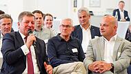 Bauminister Christian Bernreiter (links) befragte bei der Auftaktveranstaltung des Modellprojektes "Landstadt Bayern" Bürgermeister Michael Kastl (rechts) zum Projekt "Treibhaus". Münnerstadt ist die einzige Kommune in Unterfranken, die aufgenomme... Bauminister Christian Bernreiter (links) befragte bei der Auftaktveranstaltung des Modellprojektes "Landstadt Bayern" Bürgermeister Michael Kastl (rechts) zum Projekt "Treibhaus". Münnerstadt ist die einzige Kommune in Unterfranken, die aufgenomme...