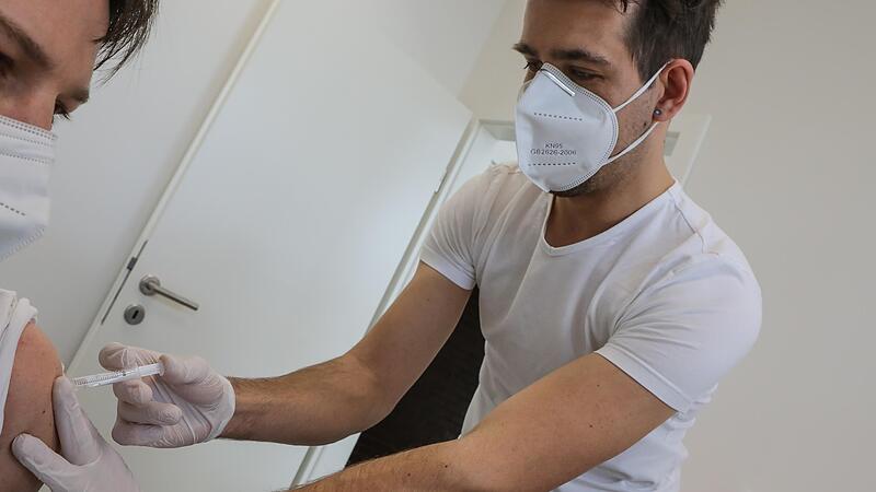 Bisher wurde der schützende Piks in den Oberarm nur im Forchheimer Impfzentrum verabreicht. Bald erhalten auch niedergelassene Ärzte in der Region Forchheim Corona-Impfstoff.Forchheim & Fränkische Schweiz