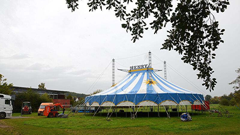 Jetzt steht das Circus-Henry-Zelt auf dem Burgebracher Festplatz &ndash; und darf spielen.