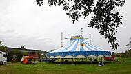Jetzt steht das Circus-Henry-Zelt auf dem Burgebracher Festplatz – und darf spielen.