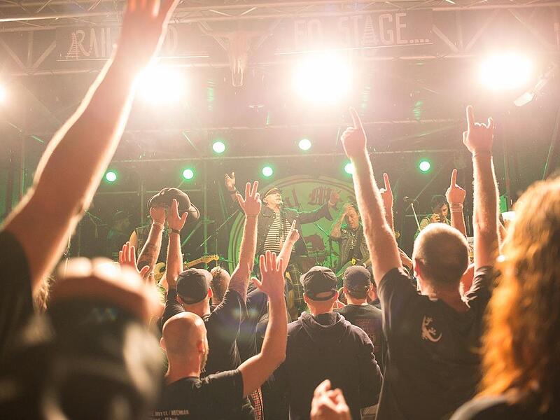 Party beim „Outside Rodeo“ am Güterbahnhof