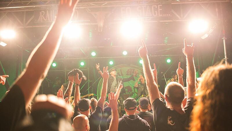 Party beim &bdquo;Outside Rodeo&ldquo; am G&uuml;terbahnhof