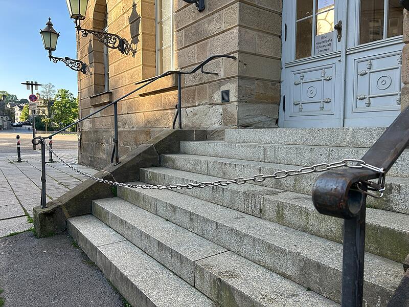 Landestheater Coburg Treppen gesperrt: Rund ums Coburger Landestheater wurden gleich mehrere Ketten angebracht.