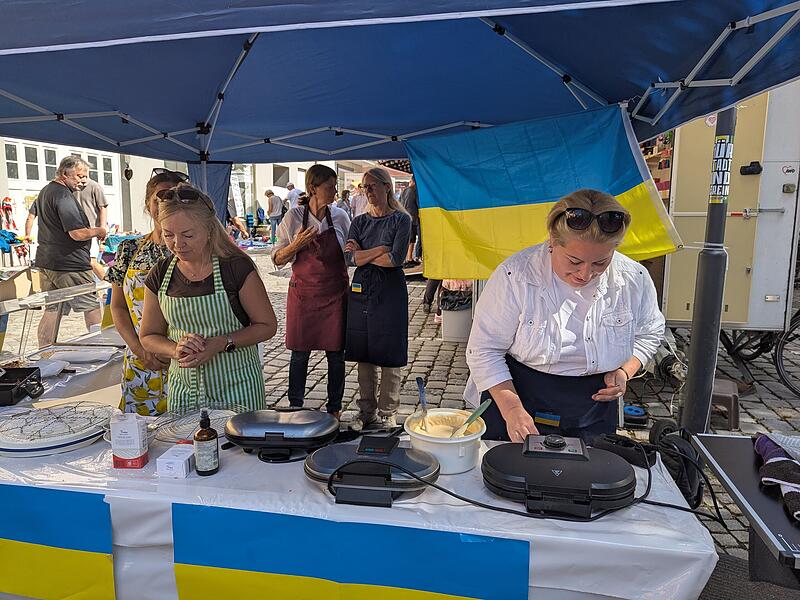 Die ukrainischen Frauen boten in Höchstadt süße Waffeln an. Der Erlös kommt ihrem Heimatland zugute.