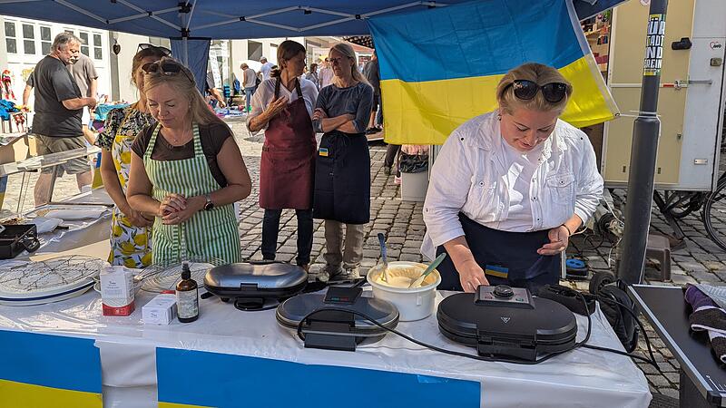 Die ukrainischen Frauen boten in H&ouml;chstadt s&uuml;&szlig;e Waffeln an. Der Erl&ouml;s kommt ihrem Heimatland zugute.
