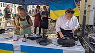 Die ukrainischen Frauen boten in Höchstadt süße Waffeln an. Der Erlös kommt ihrem Heimatland zugute.