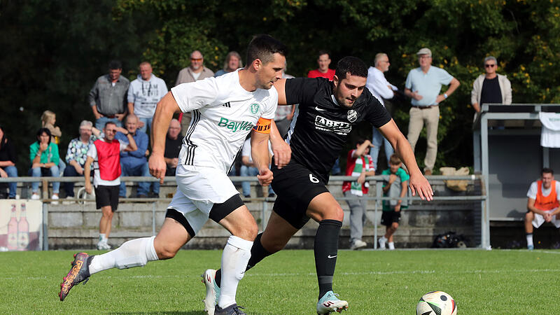 Zwei erfahrene Recken im Laufduell: Nicolas Görtler (links) vom SC Kemmern gegen den Schammelsdorfer Robin Herbst. Das 2:2-Unentschieden in der Bezirksliga West wird beide Teams nur bedingt zufriedenstellen.