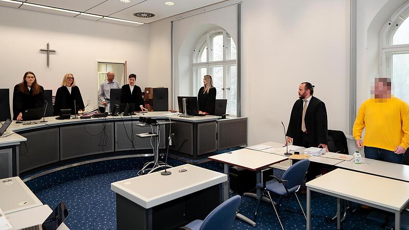 Der 21-j&auml;hrige Angeklagte (hier bei der Prozesser&ouml;ffnung mit seinem Anwalt Christian Barthelmes) wurde vor dem Landgericht Bamberg nun &uuml;berraschend freigesprochen.