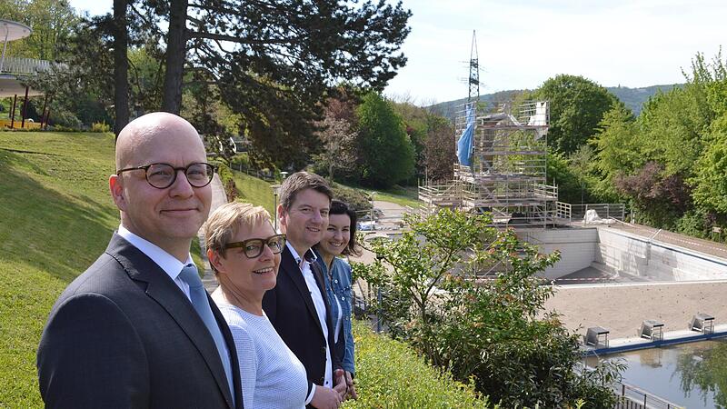Der Sanierungsbeginn des Terrassenschwimmbads wurde am 2. Mai 2024 verkündet. Bund und Land gaben Zuschüsse, sodass beim Pressetermin neben Dirk Vogel auch Innenstaatssekretär Sandro Kirchner und die MdB Sabine Dittmar (SPD, links) und Dorothee Bä... Der Sanierungsbeginn des Terrassenschwimmbads wurde am 2. Mai 2024 verkündet. Bund und Land gaben Zuschüsse, sodass beim Pressetermin neben Dirk Vogel auch Innenstaatssekretär Sandro Kirchner und die MdB Sabine Dittmar (SPD, links) und Dorothee Bä...