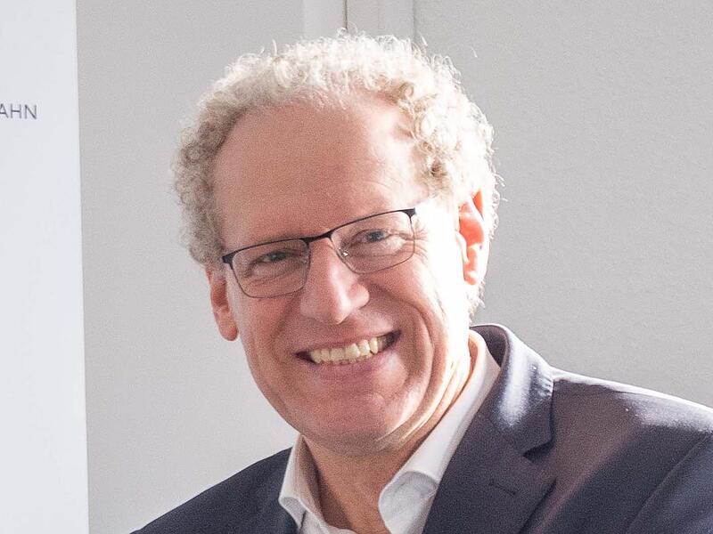 Bürgermeister German Hacker Herzogenaurachs Bürgermeister German Hacker (SPD) hat die Geschichte der Dassler-Brüder schon oft für Medien erzählt.