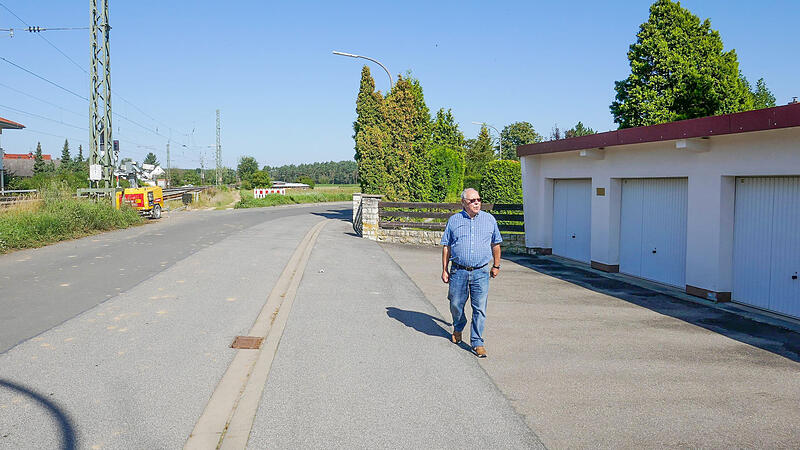 Für Jochen Waldschmidt wird es zwischen der Bahn (links) und seinen Garagen ziemlich eng.Hans Kurz