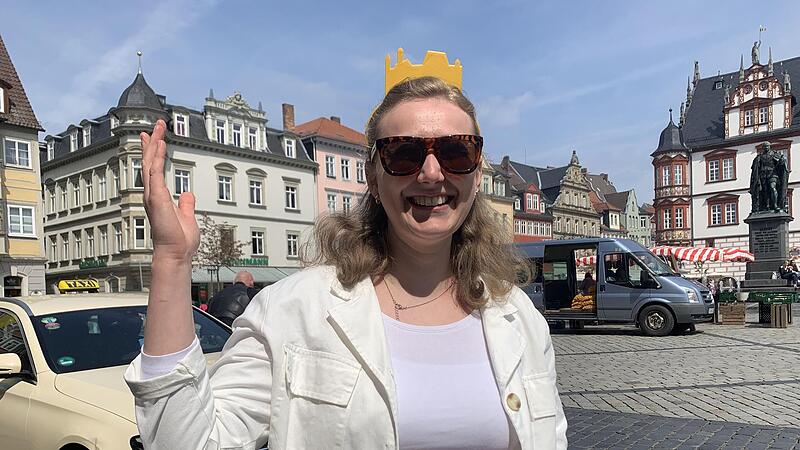 Für eine Fotocollage, die an König Charles III. übermittelt werden soll, posierten am Freitag zahlreiche Menschen auf dem Marktplatz in Coburg –  mit einer kleinen „fränkischen Krone“ auf dem Kopf.