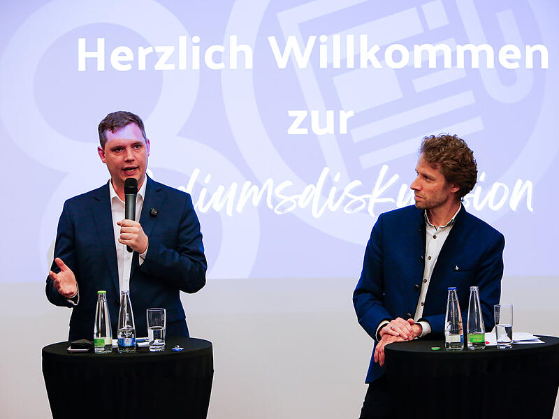 Jonas Gl&uuml;senkamp und Sebastian Niedermaier bei der FT-Podiumsdiskussion