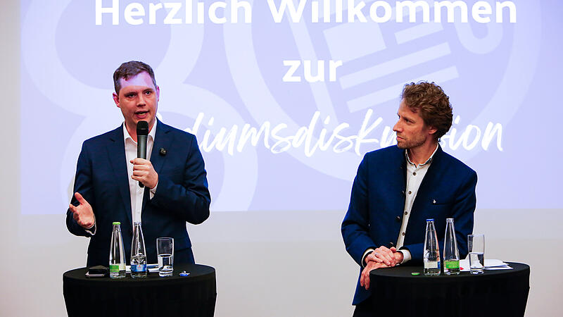 Jonas Gl&uuml;senkamp und Sebastian Niedermaier bei der FT-Podiumsdiskussion