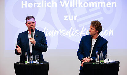 Jonas Gl&uuml;senkamp und Sebastian Niedermaier bei der FT-Podiumsdiskussion