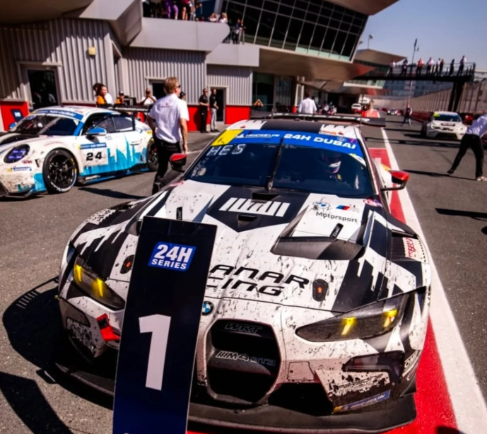 Mit diesem BMW M4 GT 3 des belgischen WRT-Teams wird Christopher Haase Mitte Januar das 24-Stunden-Rennen in Dubai bestreiten.