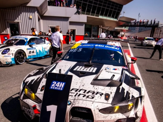 Mit diesem BMW M4 GT 3 des belgischen WRT-Teams wird Christopher Haase Mitte Januar das 24-Stunden-Rennen in Dubai bestreiten.