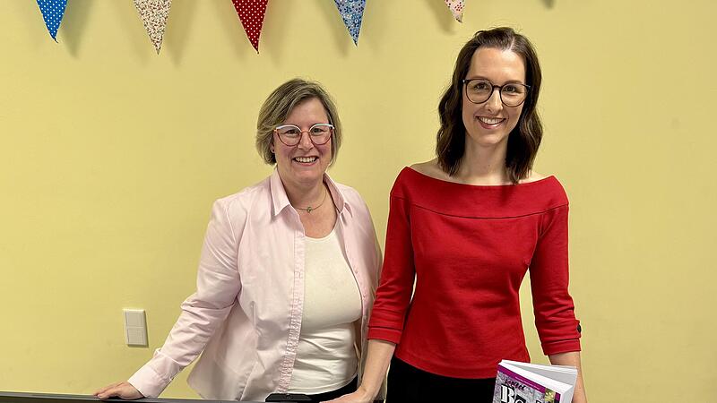 Daniela Saam und Simone Jander-Gutjahr präsentieren den Sammelband, an dem sie mitgewirkt haben.