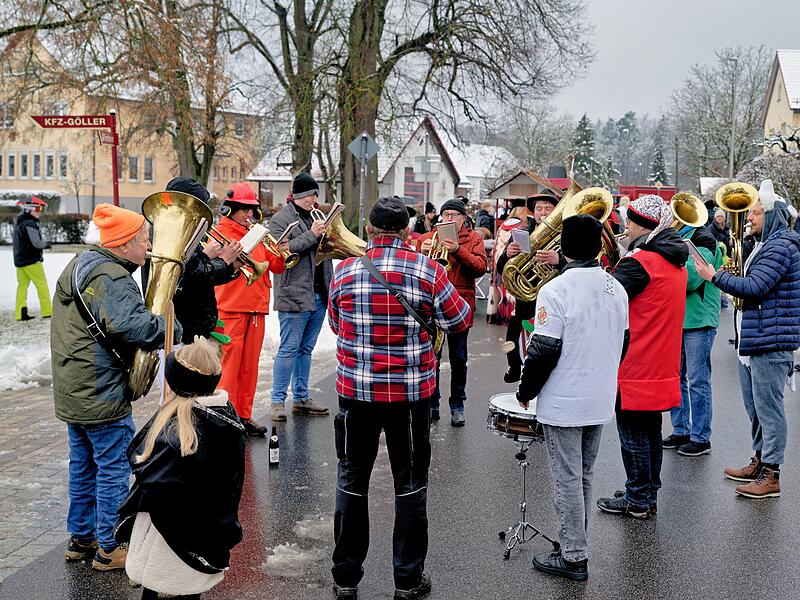 Trotz Schneefall herrschte beim Kinderfaschingsumzug in Ro&szlig;dorf eine super Stimmung.