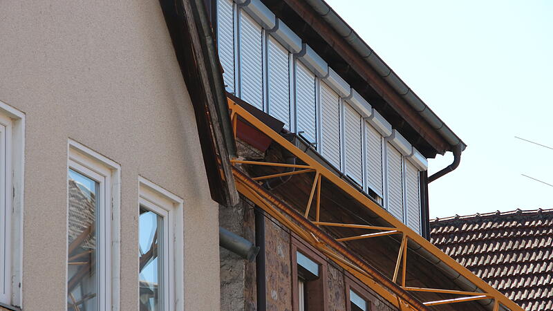 Baukran stürzt in Hammelburg auf Häuser Baukran stürzt in Hammelburg auf Häuser