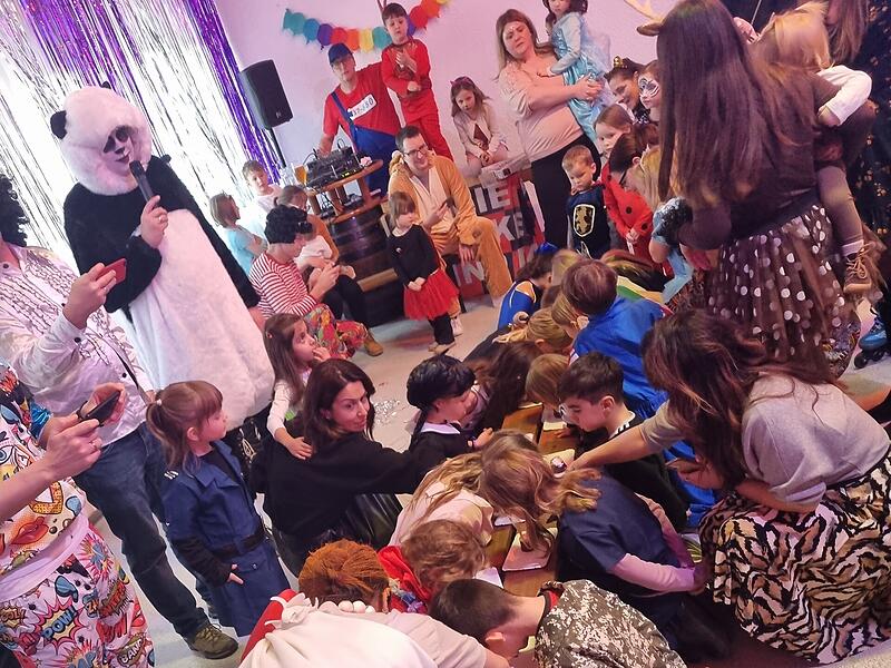 Der Kinderfasching des 1. FC Burk in Forchheim &uuml;berrascht mit vielen H&ouml;hepunkten und ausgelassener Stimmung.